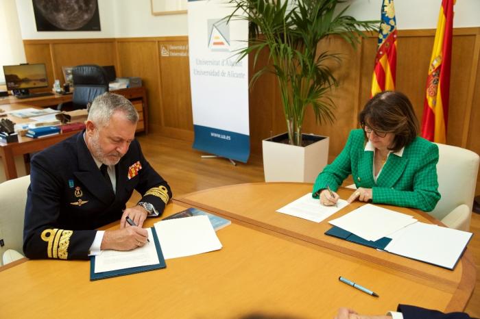 EUNAVFOR Operation Commander and the Rector of the University of Alicante during the signature